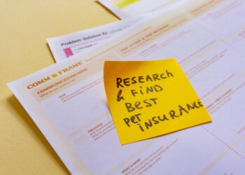 catatan tempel kuning pada kertas printer putih